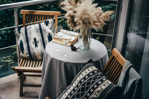 Teras Yang Indah Atau Balkon Dengan Meja Kecil Kursi Dan — Stok Foto