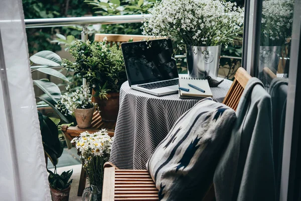 Krásná Terasa Nebo Balkon Malým Stolkem Laptop Květiny — Stock fotografie