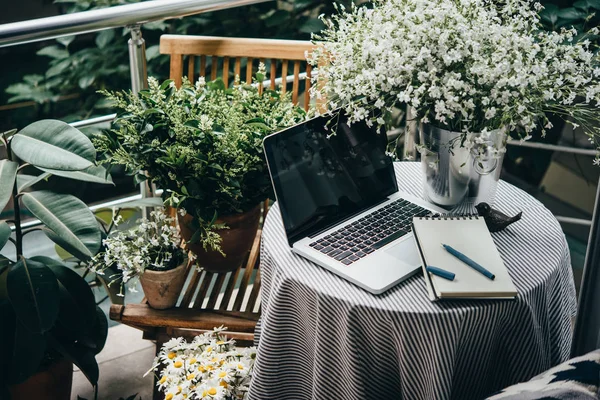 Vacker Terrass Eller Balkong Med Litet Bord Laptop Och Blommor — Stockfoto