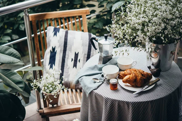 早餐与牛角面包和咖啡在一个美丽的露台或阳台服务 — 图库照片