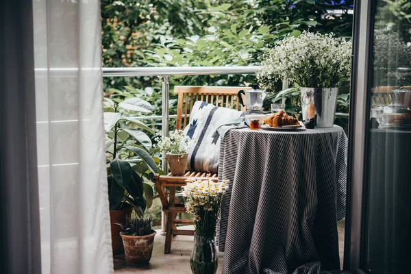Kahvaltı servisi bir güzel teras ya da balkon