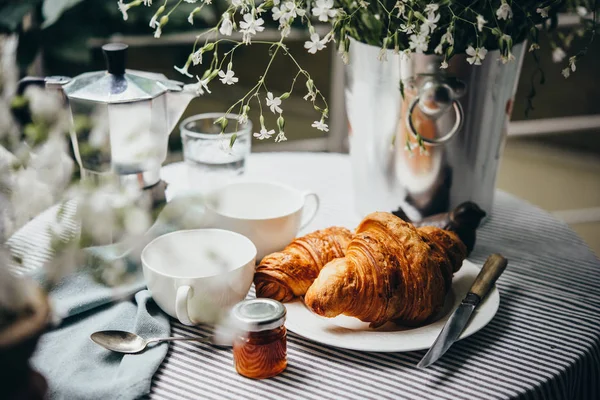 Reggeli Croissant Kávét Szolgált Egy Gyönyörű Terasz Vagy Erkély — Stock Fotó