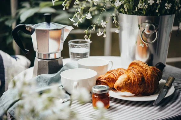 Café Manhã Com Croissants Café Servido Belo Terraço Varanda — Fotografia de Stock