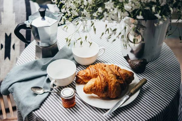 Kruvasan, reçel ve kahve Kahvaltı