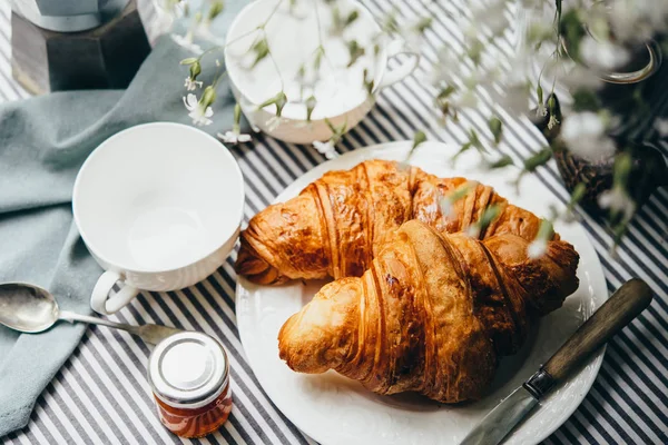 羊角面包 果酱和咖啡一起吃早餐 — 图库照片