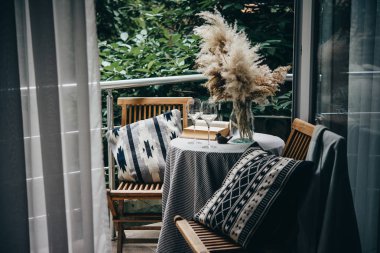 Güzel teras ya da balkon küçük masa, sandalye ve kitap