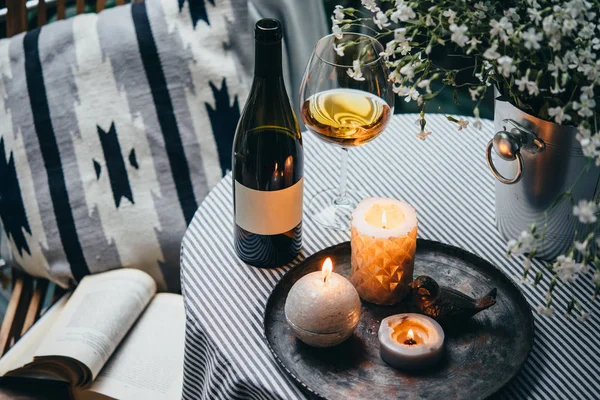Şarap şişesi, cam ve güzel teras ya da balkon mum