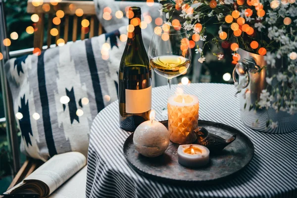 Bottiglia Vino Vetro Candele Una Bella Terrazza Balcone — Foto Stock