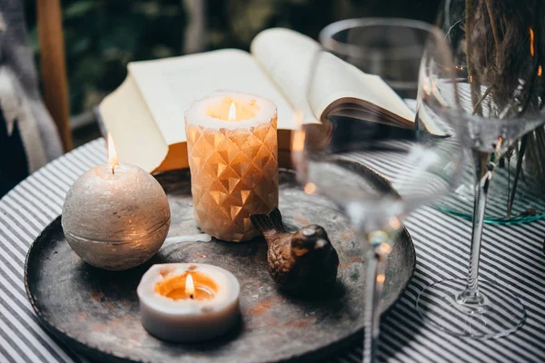 Kaarsen Glas Wijn Boek Een Tafel — Stockfoto