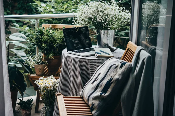 Schöne Terrasse Oder Balkon Mit Kleinem Tisch Laptop Und Blumen — Stockfoto
