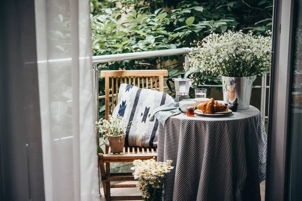 Frukost Serveras Vacker Terrass Eller Balkong — Stockfoto