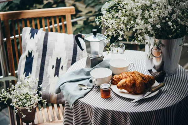 Colazione Con Croissant Caffè Servita Una Splendida Terrazza Balcone — Foto Stock