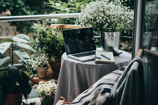 Belo Terraço Varanda Com Mesa Pequena Laptop Flores — Fotografia de Stock