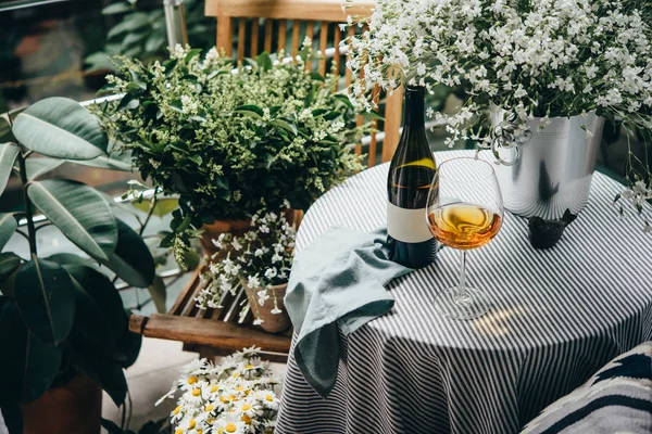 Şarap şişesi, cam ve güzel teras ya da balkon çiçekleri