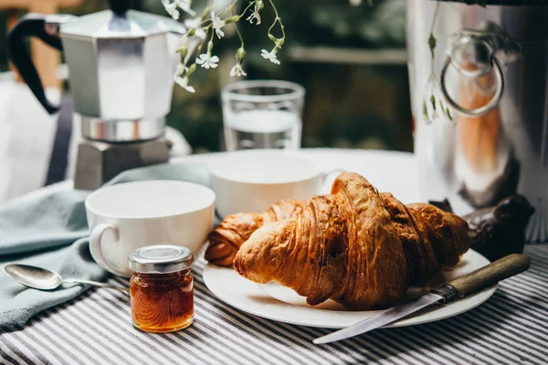 Reggeli Croissant Kávét Szolgált Egy Gyönyörű Terasz Vagy Erkély — Stock Fotó