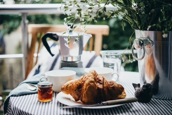 Desayuno Con Cruasanes Café Servido Una Hermosa Terraza Balcón — Foto de Stock