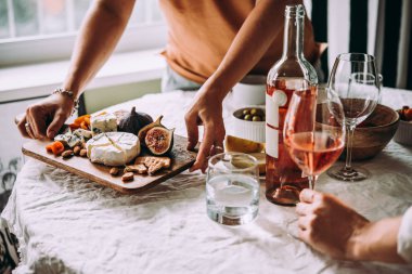 Dostça bir partide meze sunuyor. Akşam yemeği ya da aperitivo parti konsept.