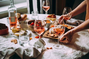 Dostça bir partide meze sunuyor. Akşam yemeği ya da aperitivo parti konsept.