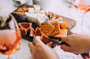 Meze kurulu bir şarap partide hazırlanıyor.