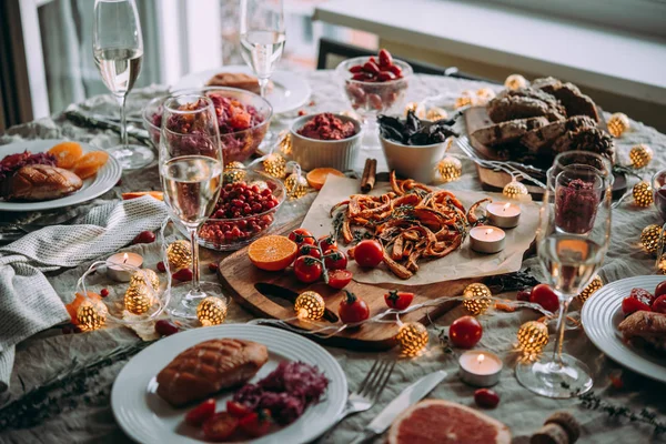 クリスマスや新年の前夜を祝う夕食のテーブル 鴨や七面鳥の丸焼きヘルシーな現代野菜料理 — ストック写真