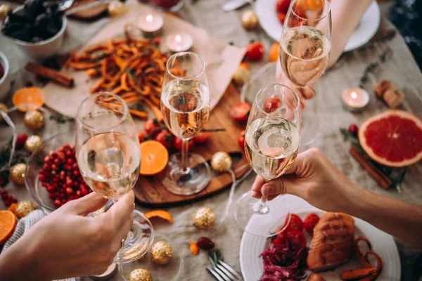 Tavolo Festa Con Bicchieri Champagne Amici Che Celebrano Natale Capodanno — Foto Stock