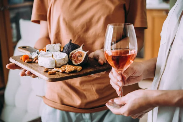 Manos Sosteniendo Una Copa Vino Una Tabla Madera Con Diferentes — Foto de Stock