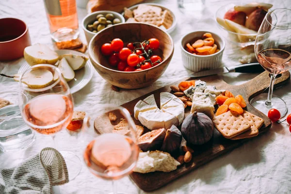 Ein Esstisch Mit Verschiedenen Käsesorten Früchten Und Rosenwein — Stockfoto