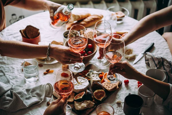 Copos Vinho Rosa Visto Durante Uma Festa Amigável Uma Celebração — Fotografia de Stock