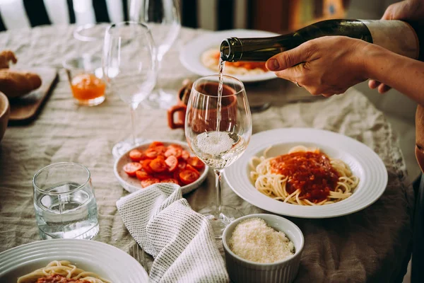 Verter Vino Una Cena Con Amigos — Foto de Stock