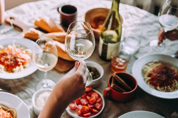 Gläser Weißwein Während Einer Freundlichen Party Oder Pasta Dinner Gesehen — Stockfoto