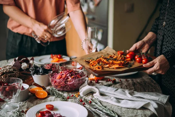 Amigos Que Servem Mesa Jantar Celebrando Natal Véspera Ano Novo — Fotografia de Stock