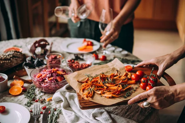 Amigos Que Servem Mesa Jantar Celebrando Natal Véspera Ano Novo — Fotografia de Stock