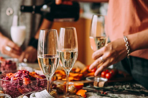 Champagner Einschenken Bei Einer Dinnerparty Mit Freunden Tisch Essen Weihnachten — Stockfoto