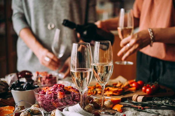 Versare Champagne Una Cena Con Gli Amici Tavola Pranzo Festeggiare — Foto Stock
