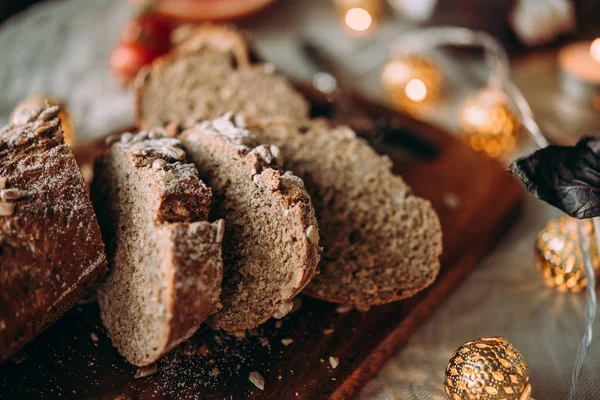 Pão Uma Tábua Madeira Mesa Jantar Festa — Fotografia de Stock