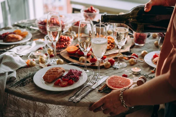 Derramando Vinho Jantar Com Amigos Amigos Comemorando Natal Véspera Ano — Fotografia de Stock