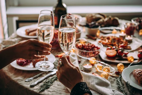 シャンパンのグラスとパーティーのテーブル クリスマスや新年の前夜を祝う友人 — ストック写真