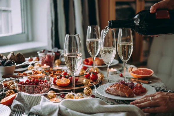 Наливать Вино Званом Ужине Друзьями Друзья Празднуют Рождество Новый Год — стоковое фото