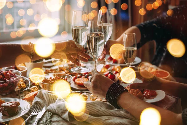 Party Tafel Met Glazen Van Champagne Vrienden Vieren Kerstmis Nieuwjaar — Stockfoto