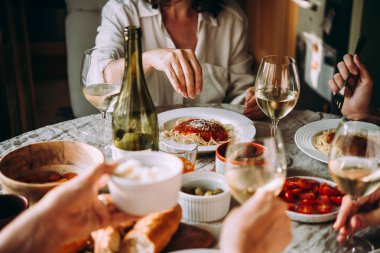 Bir kâse rendelenmiş peynir makarna arkadaşlarınızla bir akşam yemeği partide için üzerinden geçen.