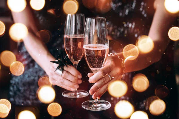 Vrienden Vieren Kerstmis Nieuwjaar Eve Party Tafel Met Rose Champagne — Stockfoto