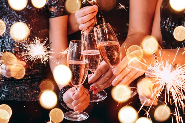 Noel 'i ya da yılbaşı partisini Bengal ışıkları ve gül şampanyasıyla kutlayan arkadaşlar.