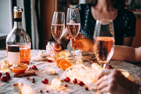 Amici Che Celebrano Natale Capodanno Tavolo Festa Con Champagne Rosa — Foto Stock