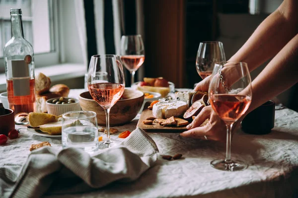 さまざまな種類のチーズ フルーツ バラのワインを添えて食卓 — ストック写真