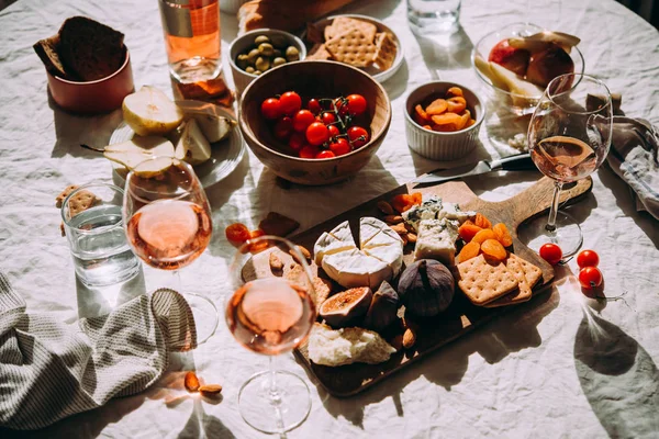 Una Mesa Cena Servida Con Diferentes Tipos Queso Frutas Vino — Foto de Stock