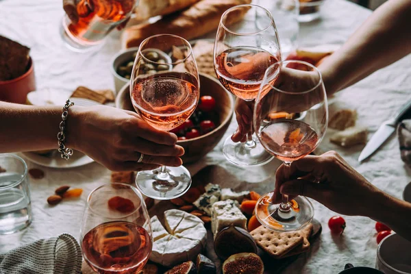 Copos Vinho Rosa Visto Durante Uma Festa Amigável Uma Celebração — Fotografia de Stock