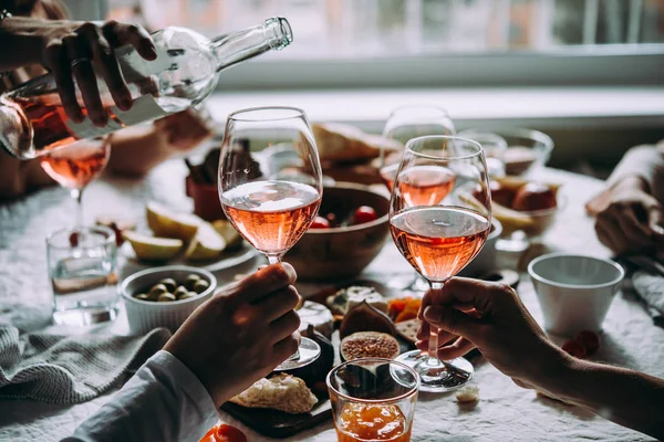 Ein Esstisch Mit Verschiedenen Käsesorten Früchten Und Rosenwein — Stockfoto