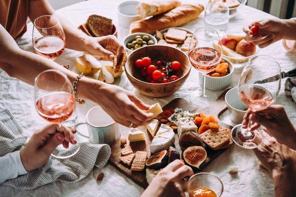 Amici Che Fanno Una Cena Con Diversi Tipi Antipasti Vino — Foto Stock