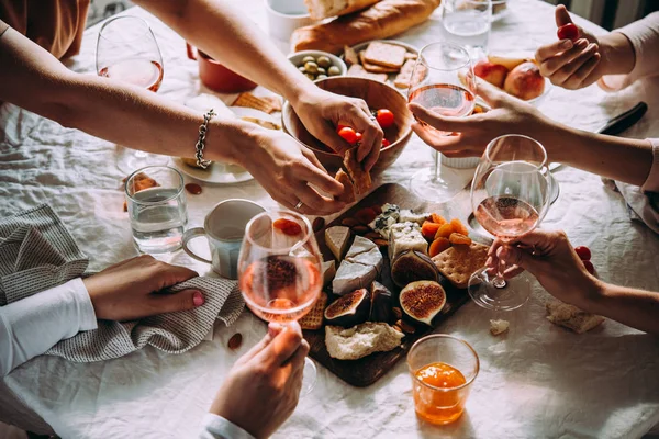 Tavolo Pranzo Servito Con Diversi Tipi Formaggio Frutta Vino Rosato — Foto Stock