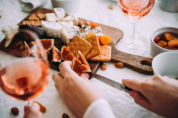 Una Mesa Cena Servida Con Diferentes Tipos Queso Frutas Vino — Foto de Stock